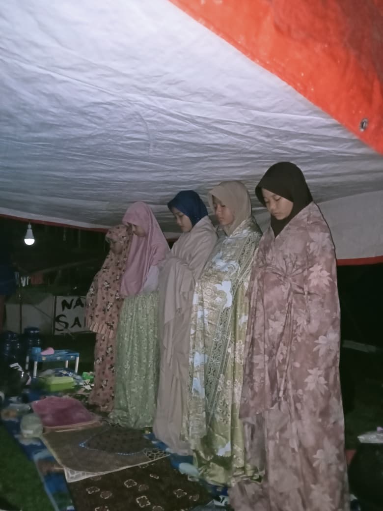 Ananda SD IT DARUNNAJAH Simpang Enam Seluma sholat subuh berjamaah saat mengikuti perkemahan Jamda (Jambore Daerah) 2025 se-Provinsi Bengkulu di Kabupaten Kaur